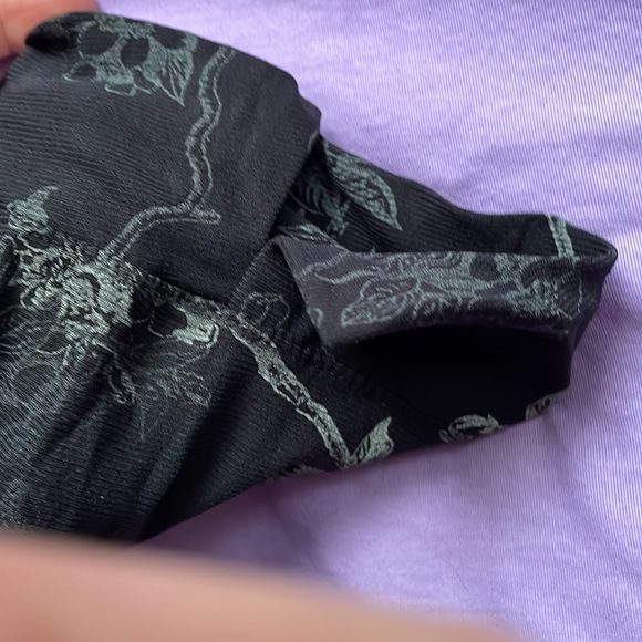 EUC Venezia Black & Gray Floral Button-Down Half-Sleeve Blouse, Size 18/20 - Picture 5 of 7